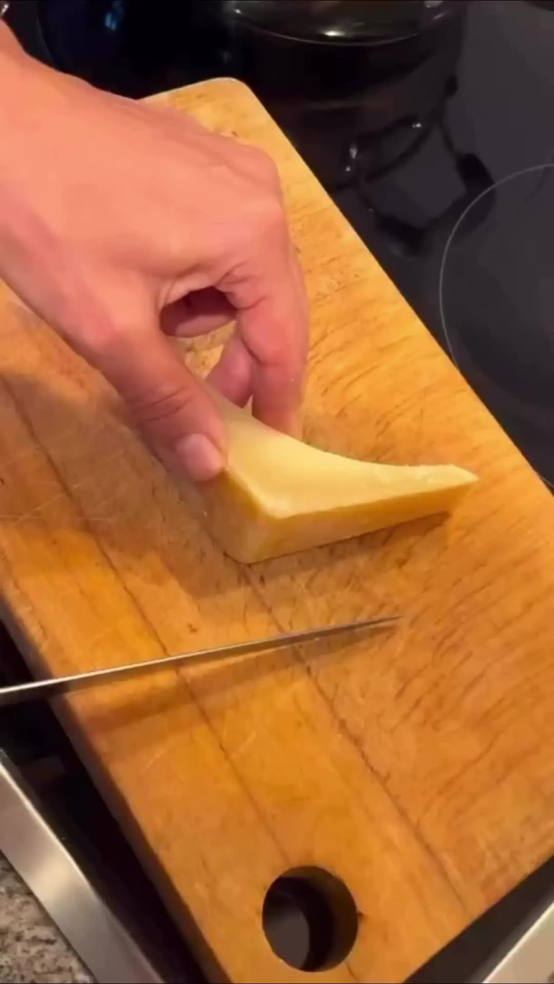 Knusprige Parmigiano Reggiano Rinden-Snacks aus dem Ofen