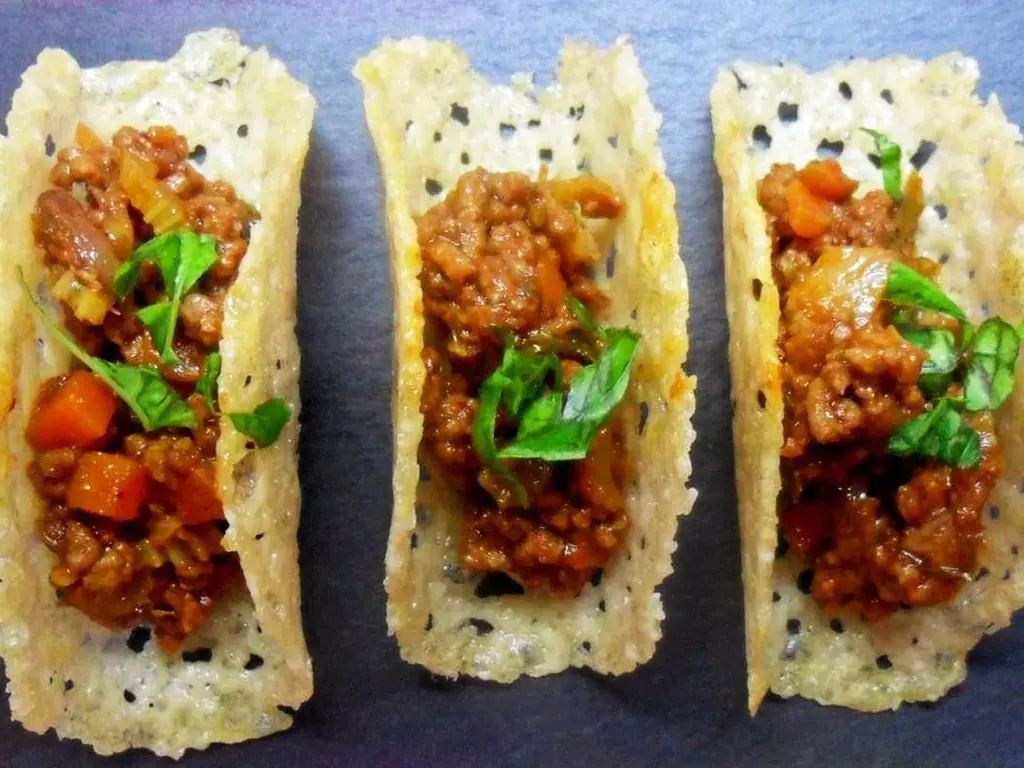 Tacos aus geschmolzenem Parmigiano Reggiano mit Füllung